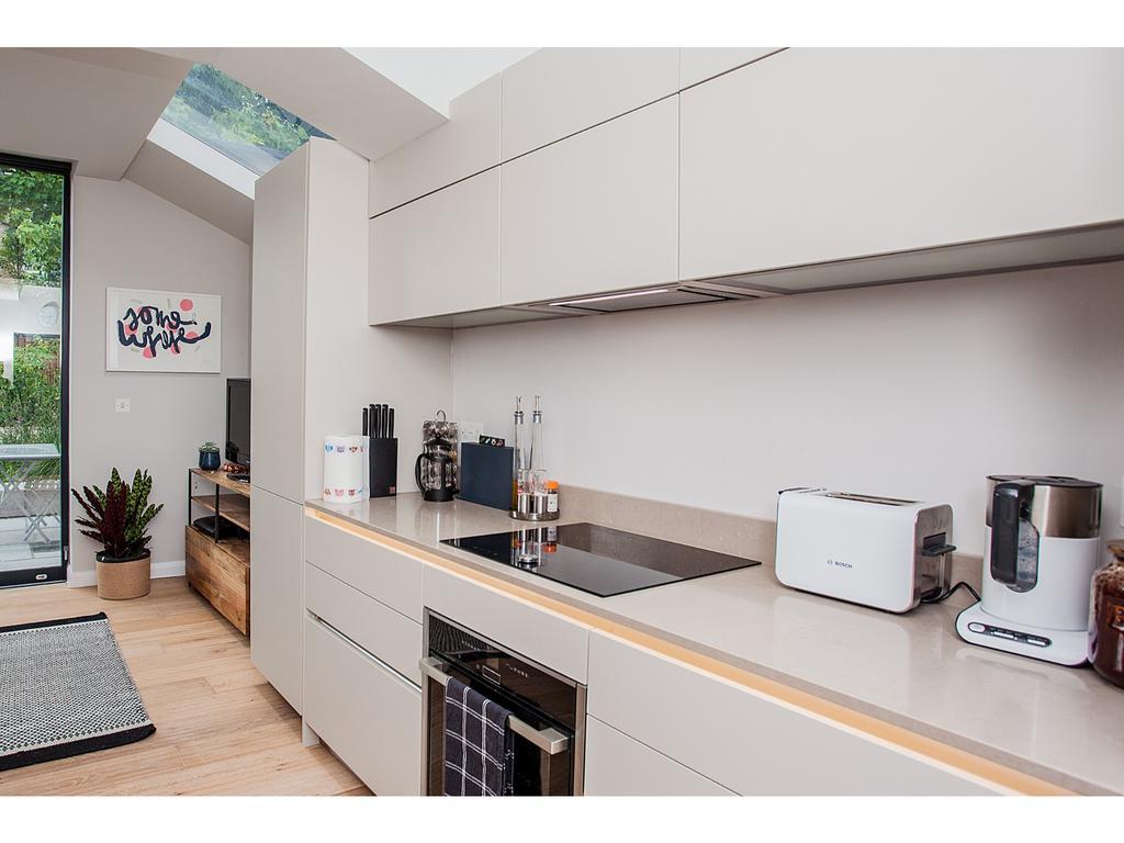 Stunning 2-bedroom With Outdoor Patio Appartamento Londra
